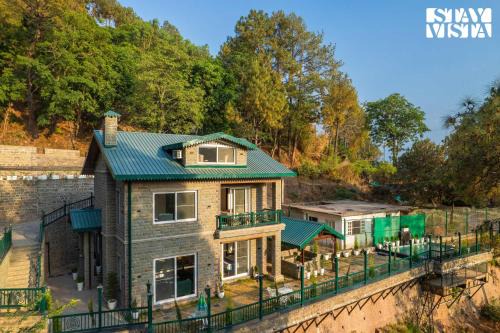StayVista at Cas Mir 4BHK Pool Villa with Valley View in Kasauli