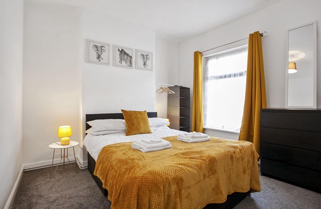 ⭑ Staywhenever LS- 4 Bedroom House | King Size Beds | Sleeps 9 ⭑