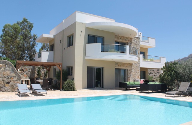 STEAMED CLEANED Luxury Villa, Private Heated Pool, Sea & Mountain Views