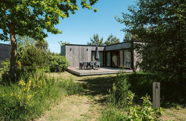 Steel house with wood finish: sturdy cabin for four persons.