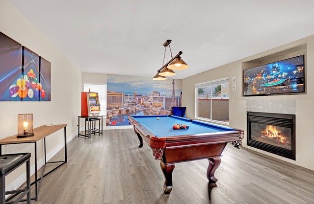 Stella Villa: Luxe 5BR Pet Friendly Retreat w/pool table, darts, 65” TV, wet bar, ping pong
