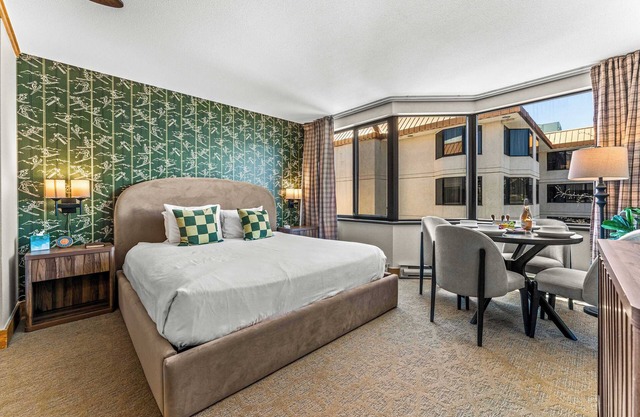 Stellar Location, Hot Tub, Heated Pool, Steam Room/Gym!