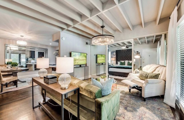 Step into timeless Dallas luxury in this meticulously curated 1-bedroom retreat, blending modern comfort with historic charm. The residence offers a king luxury hybrid mattress dressed in 300-thread-count Egyptian cotton, plush 800 GSM Towels.