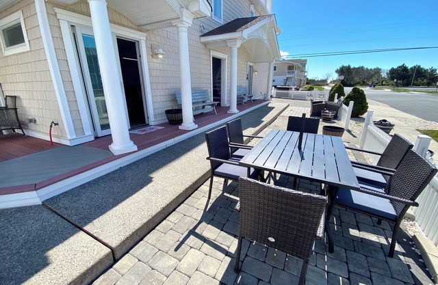 Steps 2 Beach- Family, Walk 2 Downtown, Close 2 AC.