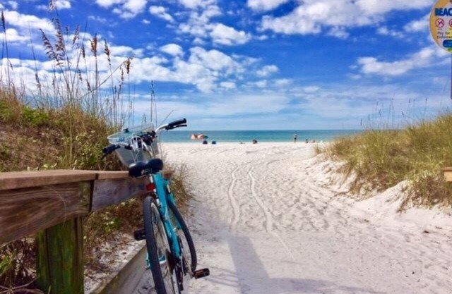 Steps 2 Beach-Island Cottage w/king bd+2bike+parking