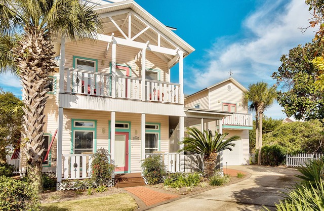 STEPS FROM BEACH - PRIVATE RETREAT - SCREENED PORCH