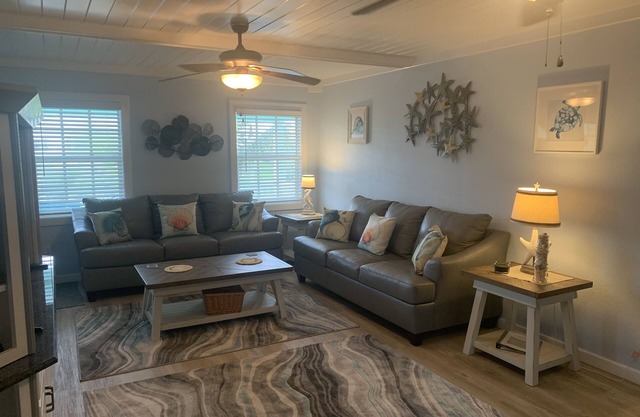 Steps From Private Beach, Sleeps 10, Hot Tub In The Deck, Centrally Located