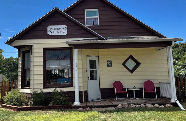 Steps from restaurants and the historic Stockman’s Bar and Grill.
