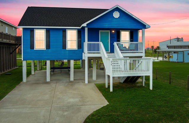 Steps from the Beach & Pet Friendly! Indoor/Outdoor Games~ FREE Bikes~Elevator