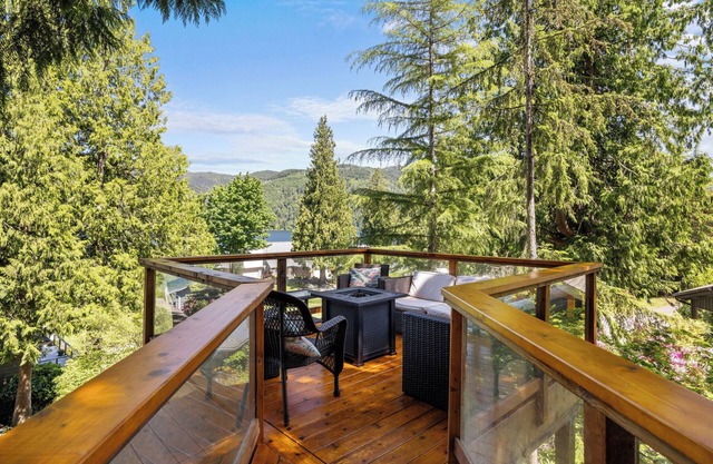 Steps from the Lake - large groups & pets welcome!