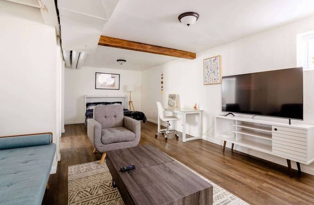 Steps to Bars, Food & Breweries 1BR Sleeps 4