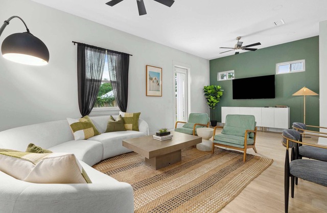 Steps to Beach, Free Heated Pool & Fire Pit!