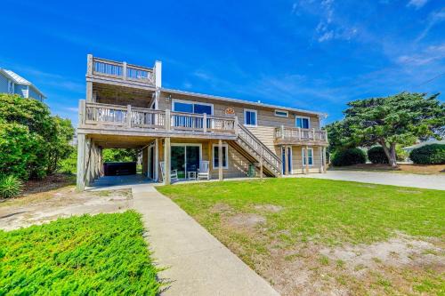 Steps to Beach Bright Emerald Isle Retreat