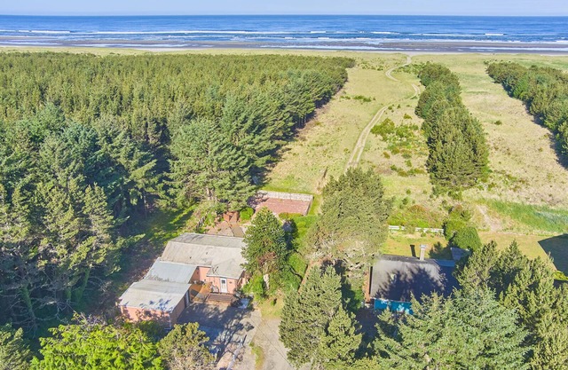 Steps to Beach, Fenced Yard, Dog Ok (SNest+Garden)