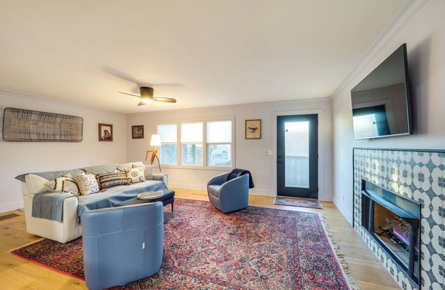 Steps to Dtwn & Fabulous Restaurants: Chic Condo