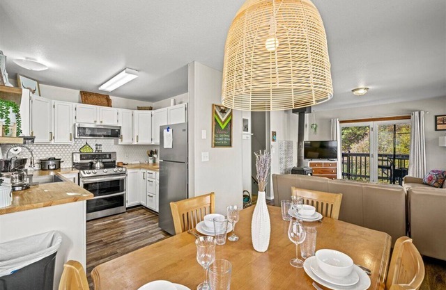 Steps to Hot Springs, Shops, & Trails/2BR Fiber