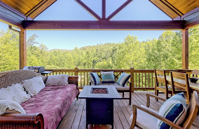 Steps to Lake Burton & La Prade's Marina! Beautiful mountain views - come relax!