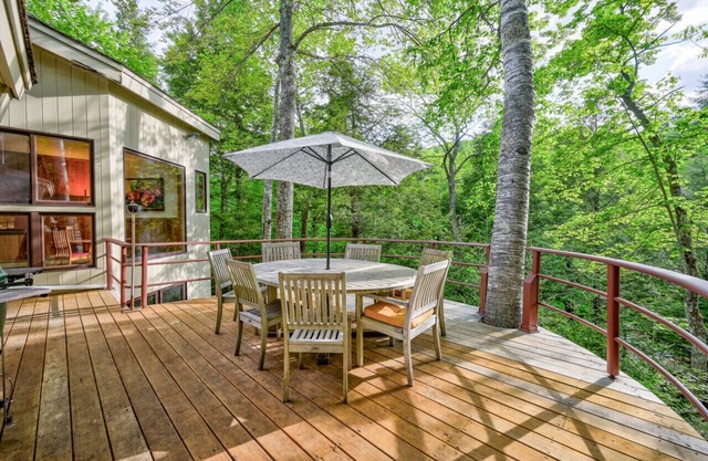 Steps to the Ellis River: Luxe Home, Hot Tub, Game Room 🎿❄️🏂🌲🗻