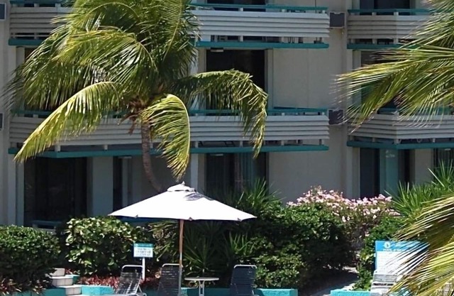 Steps to the Sand, 3 Pools, 2 Fine Restaurants, a Great Beach