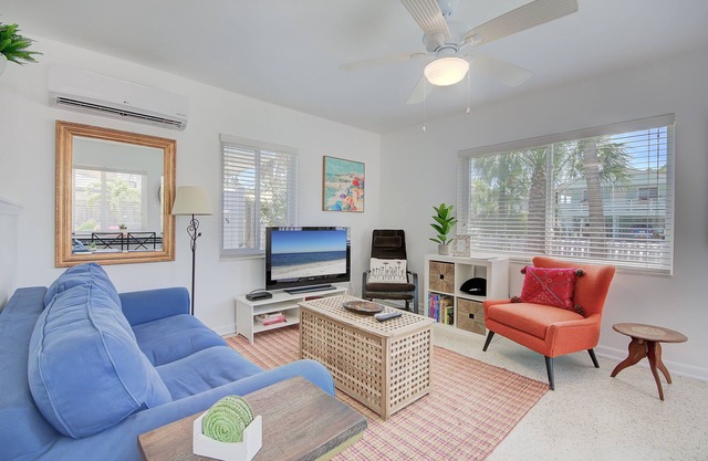 Steps to the Beach, No Car Needed, Completely Permitted Remodel + King Size Bed!