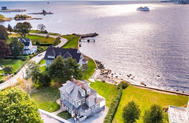 Steps to Waterfront Golf! Your Own Backyard Private Beach w/Loungers & Umbrellas