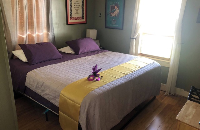 Steve & Katie Riley Guest House, Breaux Bridge, 2 Bd, 1.5 Ba. Welcome! Sleeps 6
