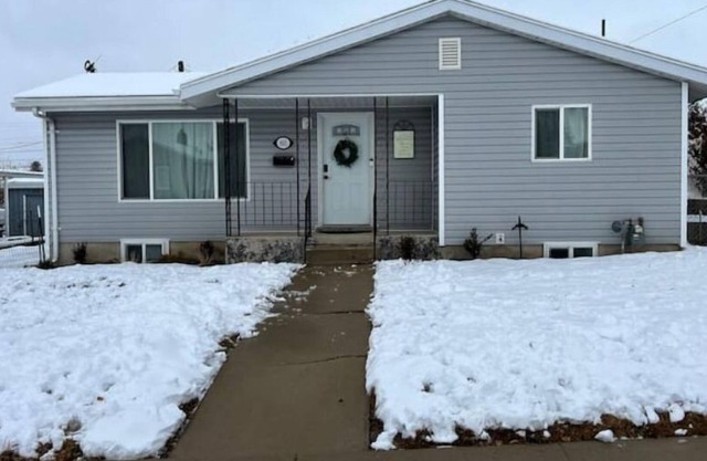 Stevie's Place - Big Home w/King Beds + Fast Wi-Fi