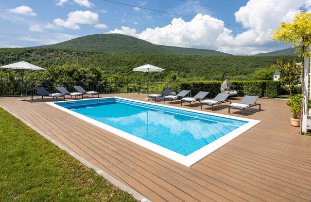 Stielvolle Wohnung mit Pool, Jacuzzi und Großem Parkplatz