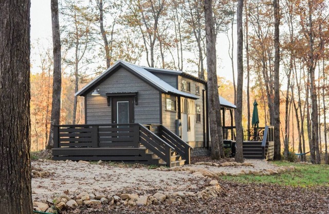 Still Waters Tiny Home: Waterfront/Kayaks/HotTub