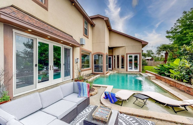 Stillwaters Paradise Resort-Style Pool & Jacuzzi
