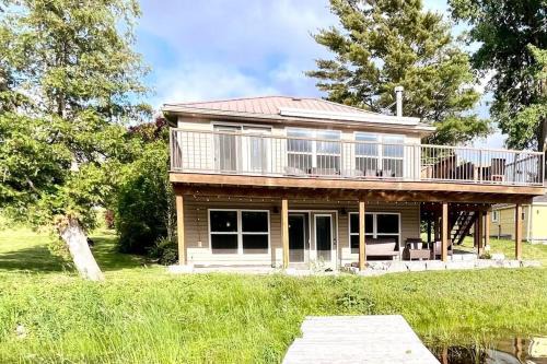 Stirling Lakehouse - Cottage on the Lake, with Hot Tub
