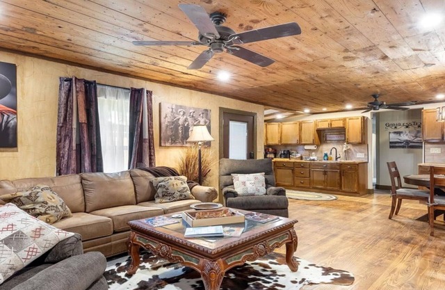 Stockyards Cowboy Lodge - 1/8 mi to Stockyards-Sleeps up to10-add 11 next door!