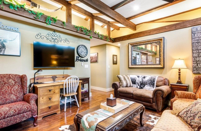 Stockyards Longhorn House, 1/8 mi to Stockyards-Sleeps up to 11-add 10 next door