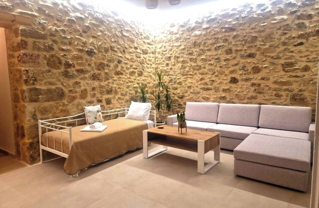 Stone apartment close to the Athens airport n