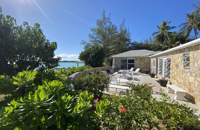 STONE BEACH COTTAGE TikiHut Kayaks Paddleboards WiFi Terrace Beachfront Gardens