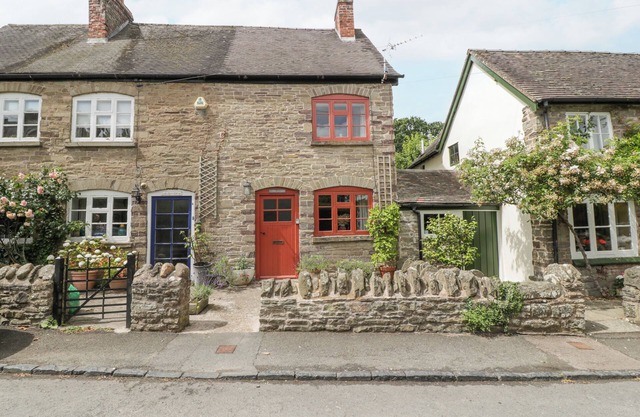 STONE COTTAGE, pet friendly, character holiday cottage in Weobley