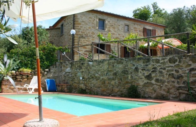 Stone farmhouse with private swimming pool, hilly, panoramic and quiet position, surrounded by silve