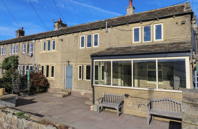 STONE & FLEECE COTTAGE, pet friendly in Holmbridge