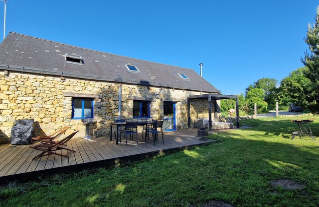 Stone house, 3 bedrooms, sleeps 8 Quiet hamlet near port of Le Fret