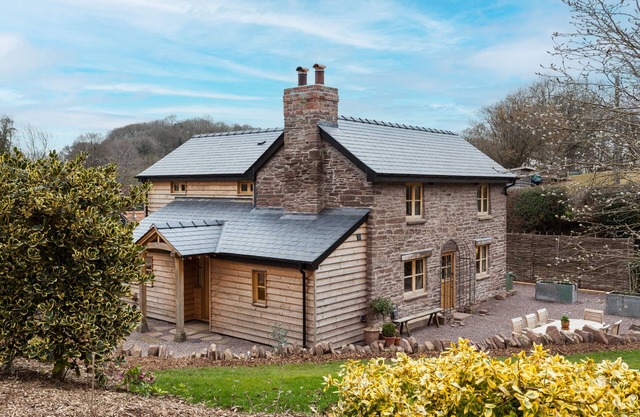 Stone House - a charming cottage that sleeps 6 guests
