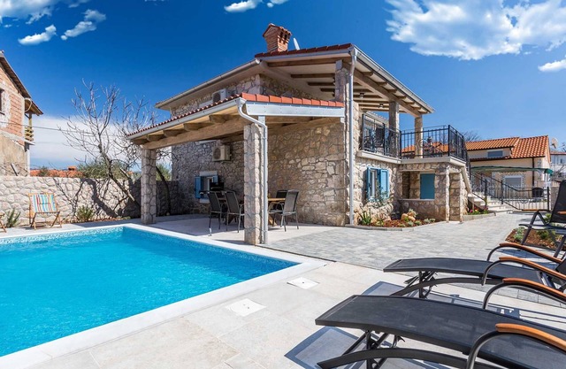 Stone House Apartment With A Private And Heated Swimming Pool