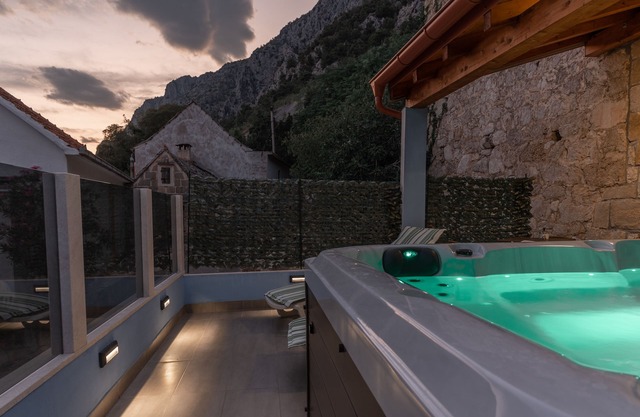 Stone house Dario with Finnish sauna and an outdoor hot tub