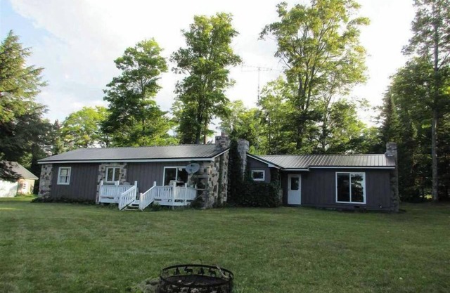 Stone House: Fall Foliage & Tranquility on East Lake Perfect for Family & Friends