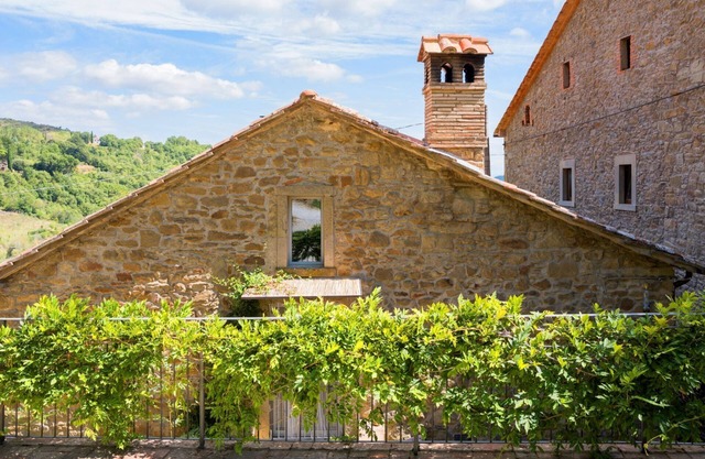 Stone house finely furnished, perfect for 4 people. Fenced outdoor space equipped with garden furnit