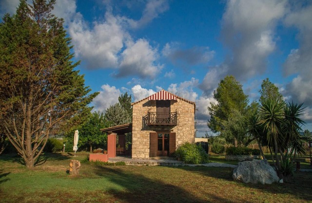 Stone House for 6 in vineyard estate