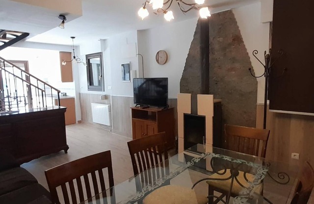 Stone House with Terrace & BBQ, 3 Bedrooms, Near Jaca & Ski Resorts