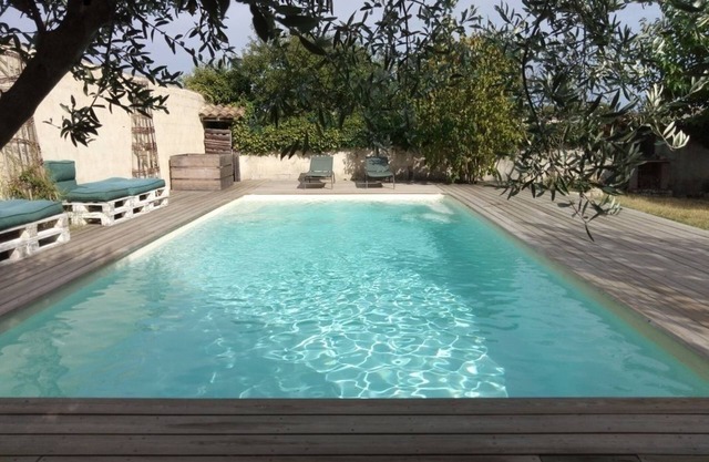 Stone house with swimming pool between the sea and the Cevennes mountains