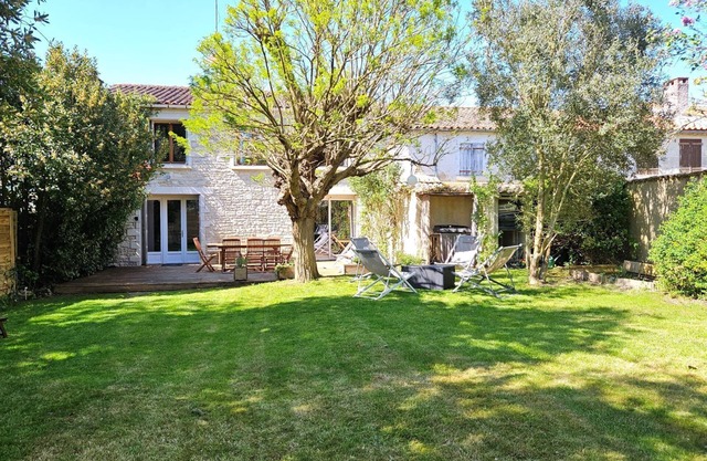 Stone house with garden for 8 people in Venise Verte