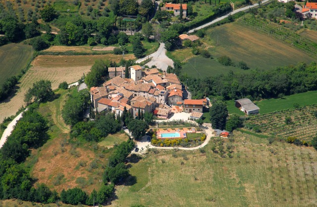 Stone house with swimming pool, free wi-fi internet.