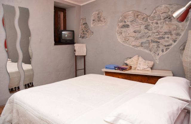 Stone house "rock's nest" in the hills, near Lake Iseo for 4 prs.